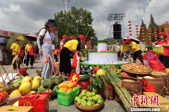 现场展销环节，福建省各设区市、平潭综合实验区和尤溪县精选的八闽特产亮相。　严士冬 摄