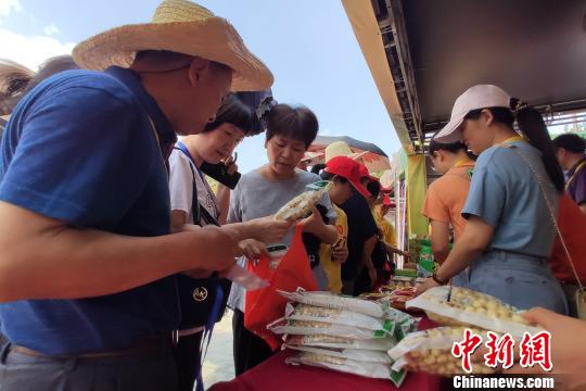 展销现场。　严士冬 摄