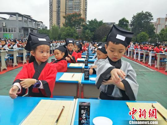 正衣冠。　黄平 摄