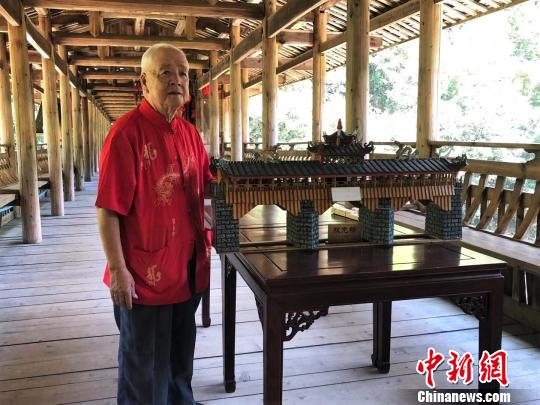 图为黄春财展示“双龙桥”模型。　彭莉芳 摄