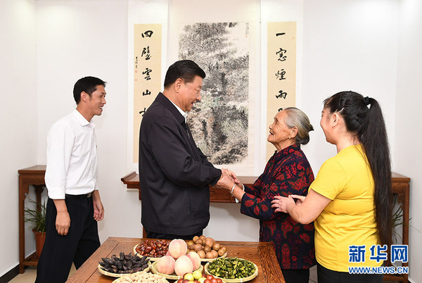 9月16日至18日，中共中央总书记、国家主席、中央军委主席习近平在河南考察。这是16日下午，习近平在信阳市新县田铺乡田铺大塆“老家寒舍”民宿店，同店主一家亲切交谈。 新华社记者 谢环驰 摄