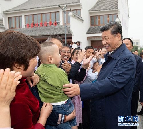 9月16日至18日，中共中央总书记、国家主席、中央军委主席习近平在河南考察。这是17日上午，习近平在信阳市光山县文殊乡东岳村同乡亲们亲切交流，祝愿乡亲们生活芝麻开花节节高。 新华社记者 谢环驰 摄