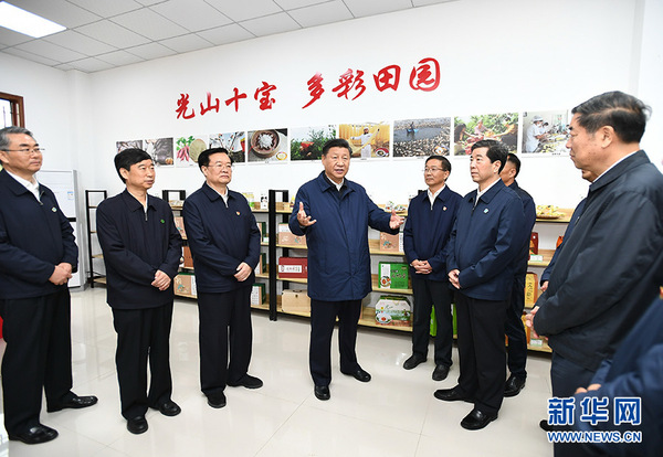 9月16日至18日，中共中央总书记、国家主席、中央军委主席习近平在河南考察。这是17日上午，习近平在信阳市光山县文殊乡东岳村文化接待中心，了解光山县脱贫工作和中办在光山县扶贫工作情况。 新华社记者 谢环驰 摄