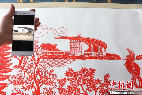 图为剪纸作品与照片的对比图。　夏莹 摄