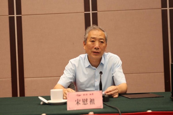 民盟中央文化委员会委员、民盟北京市委专职副主委宋慰祖传达了民盟北京市委第十二届八次全委会议暨思想政治宣传工作会议精神并介绍了盟市委今年的重点工作，深入讲解了《如何落实中共中央统战部和民盟中央关于民主党派开展不忘合作初心继续携手前进主题教育活动》文件精神。海盟摄影