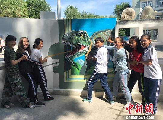 学生们与恐龙3D彩绘化开心合影。　周国福 摄
