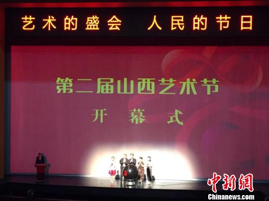 晋剧表演艺术家王爱爱、书法家赵望进、群众广场舞传播人吴蓓和中国戏曲少儿小梅花奖获得者王佳欣与吕岩松共同按下启动球，启幕第二届山西艺术节。主办方供图
