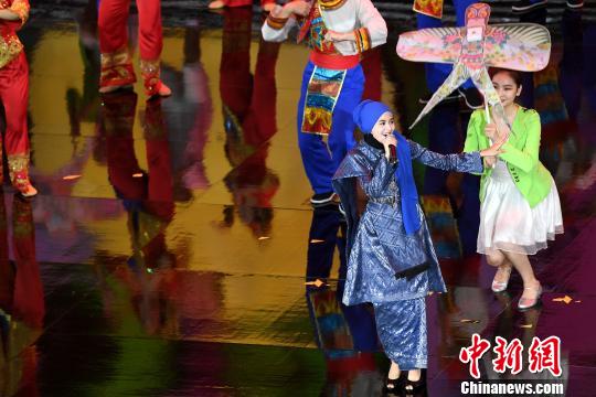 图为马来裔新生代歌手玛莎演唱马来西亚传统歌谣《月亮风筝》。　俞靖 摄