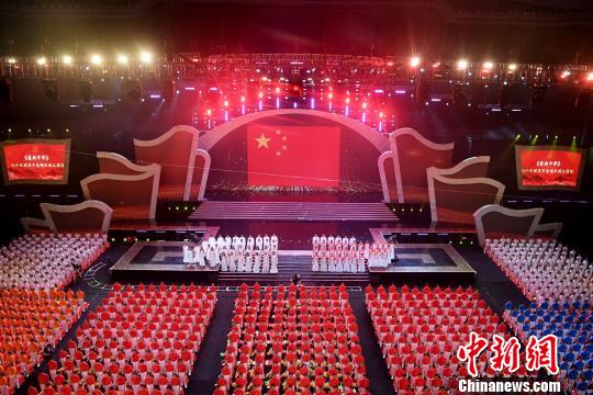 图为序篇环节，台下逾千名观众与台上歌手联袂互动演唱爱国曲目，深情告白祖国。　俞靖 摄