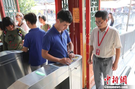 恭王府博物馆馆长冯乃恩示范刷身份证实名入园 杜洋 摄