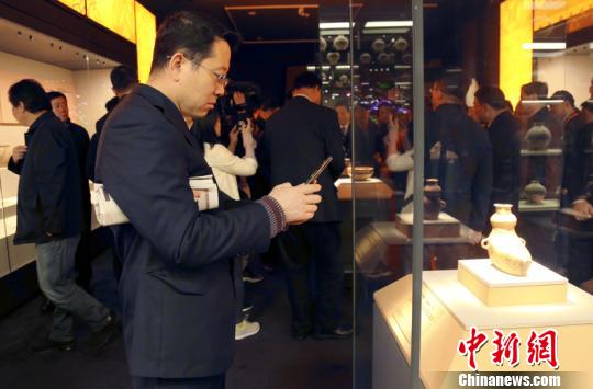 图为民众参观“一带一路”中的青海展览。　唐仲蔚 摄