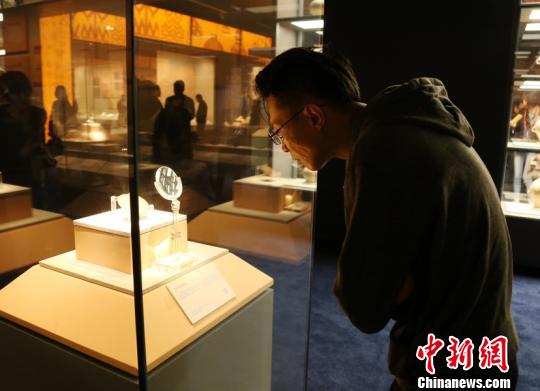 图为民众参观“一带一路”中的青海展览。　唐仲蔚 摄