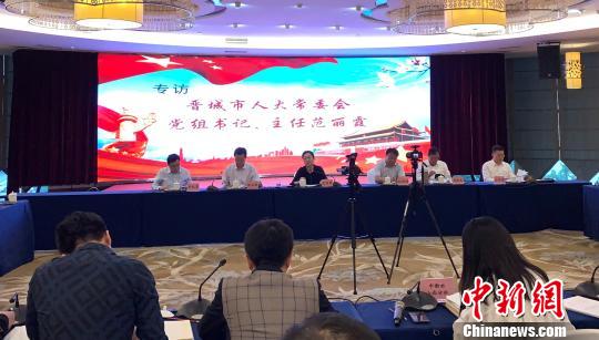 晋城市人大常委会主任、党组书记范丽霞接受“三晋人大代表采风行”记者团专访。　张怡 摄