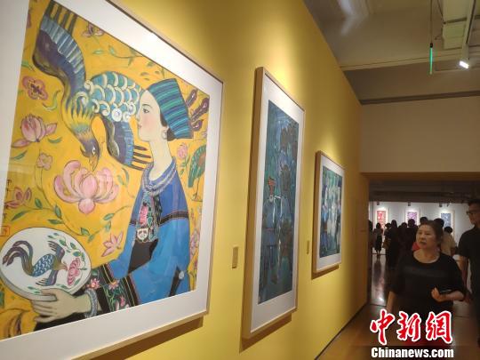 市民观看展览。　唐小晴 摄