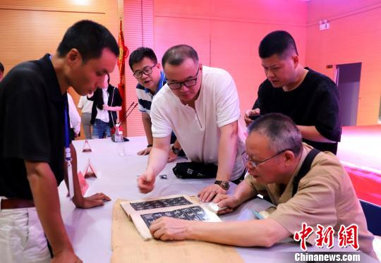 图为专家鉴宝。　王诗琦 摄