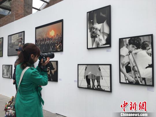 他带来的展览名为《前苏联经典影像以及俄罗斯报道摄影》，集中了百余幅其最具代表性的摄影作品。　高雨晴 摄