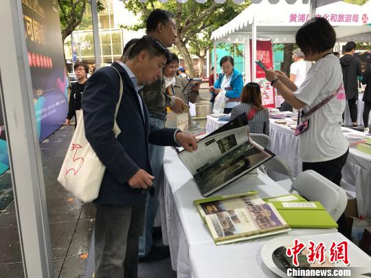 市集上展示了百余种与“建筑可阅读”相关的文创产品。　芊烨 摄