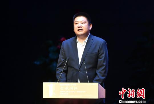 发布会上，福州保利剧院管理有限公司总经理刘争预告了“金秋闽江”暨海峡文化艺术中心一周年演出季即将推出的28场演出。　吕明 摄