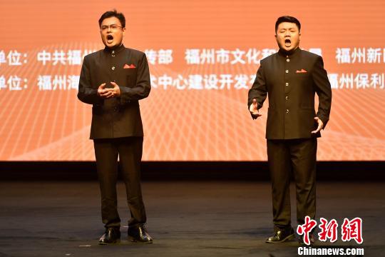 来自福州大学以及福州大司乐府的三位老师，李毅、罗希、龙沛，演唱《我爱你中国》。　吕明 摄