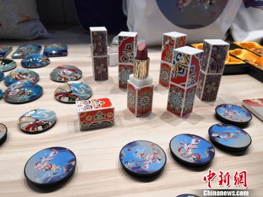图为以敦煌文化为主题的设计文创产品。(资料图) 丁思 摄
