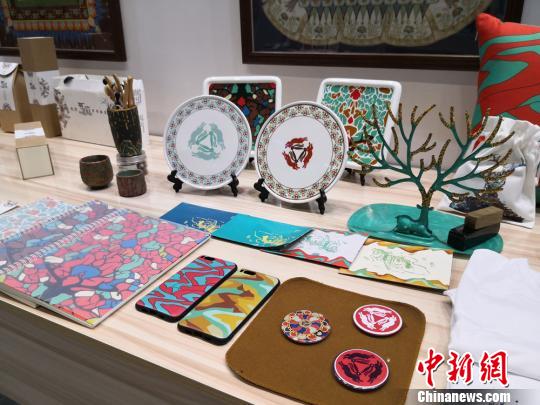 图为以敦煌文化为主题的设计文创产品。(资料图) 丁思 摄