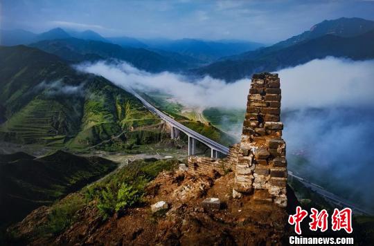 杨建民介绍，这幅作品的取景地点是白草口长城，也叫猴儿岭长城。为了拍摄这张照片，他已经数不清自己究竟去了多少次，有时候时间赶不上，有时候去了找不到感觉，只能无功而返。　吴琼 摄