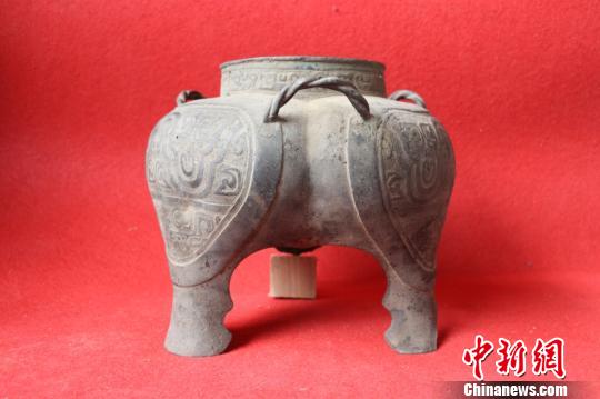 图为：钱氏家传“波曲纹青铜鬲”。临海市博物馆供图