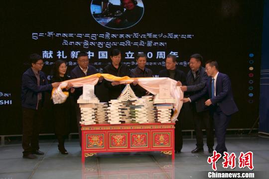 图为藏语广播《拉加扎西访谈录》发布现场启封仪式。　多太 摄