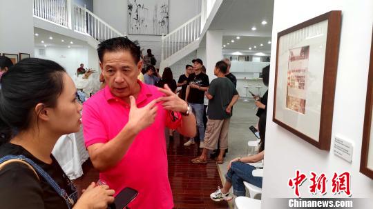 俞晓刚向观展者诠释作品。　杨伏山 摄