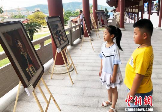 图为市民参观油画作品展。　林榕生 摄