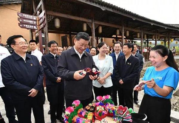 　△2019年9月16日下午，习近平总书记来到河南新县田铺乡田铺大塆调研。