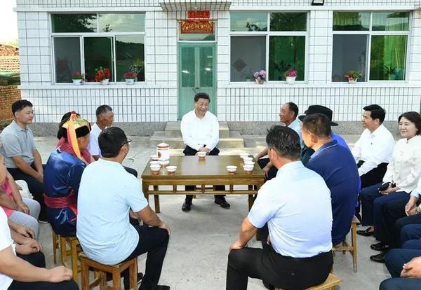 2019年7月15日下午，习近平在内蒙古赤峰市喀喇沁旗河南街道马鞍山村村民张国利家，同基层干部群众代表座谈交流。