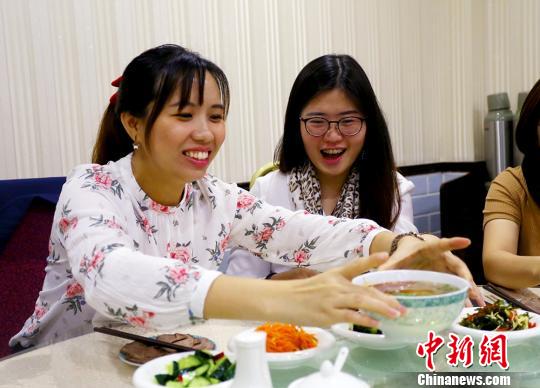 马来西亚的华青品尝兰州牛肉面。　高展 摄