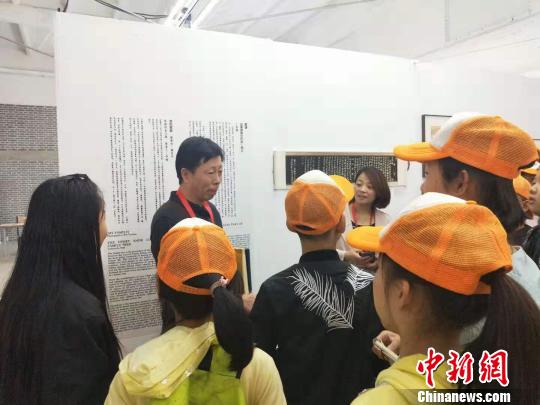 魏跃华希望，以后每隔30年由魏氏家族族长或有能力的家族成员续修家谱，及时将家谱延续下去，传承家谱文化，形成族规。　杨佩佩 摄