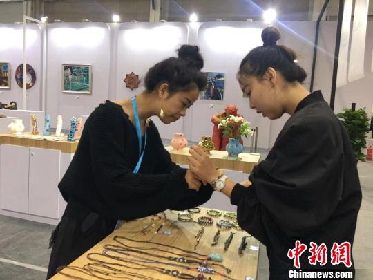 图为日本展馆受游客关注。　张玮 摄