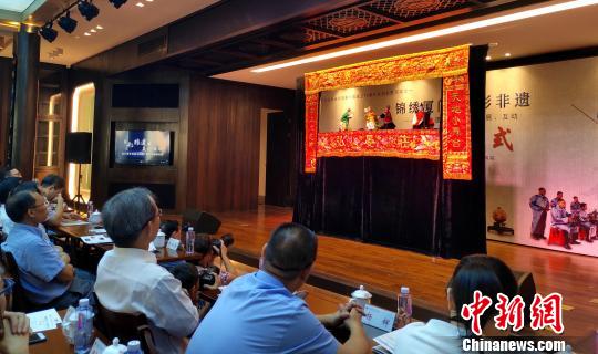 布袋木偶戏《大名府》表演。　杨伏山 摄