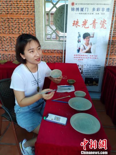 非遗项目传承者陈嫣以“单刀刻”方式，现场加工号称闽南瑰宝“珠光青瓷”湿坯。　杨伏山 摄