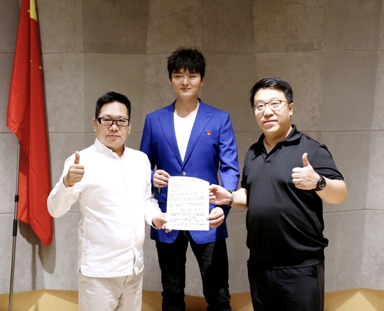 著名词作家胡适之（左）、青年作曲家杨一博（右）、新锐跨界青年歌唱家王凯（中）在歌曲《十月一日》录制现场