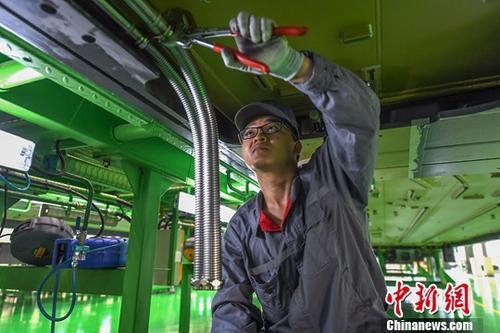 资料图：工人在生产线上作业。<a target='_blank' href='http://www.chinanews.com/'>中新社</a>记者 俞靖 摄