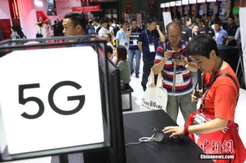 资料图：观众体验5G手机网速。 张亨伟 摄