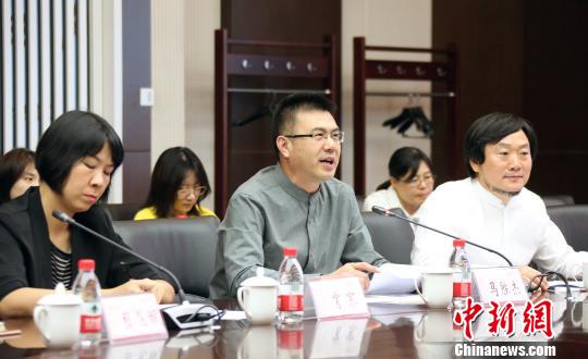 校党委书记马胜杰(中)致辞。　任海霞 摄