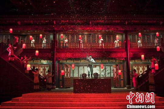 作为一台高品质的演艺剧目，《又见平遥》从一开始紧紧锁定来平、来晋游客，构建游客品牌接触点，以创新的“全民营销”模式，建立品牌与游客的渠道，短期内便找到了适应这一演艺项目的品牌发展之路。《又见平遥》剧照 主办方提供