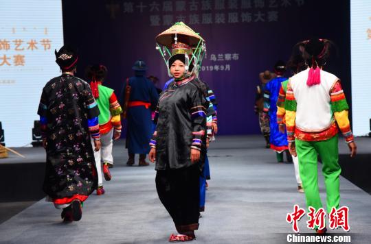 图为云南喀卓蒙古族参赛队T台秀。　张玮 摄