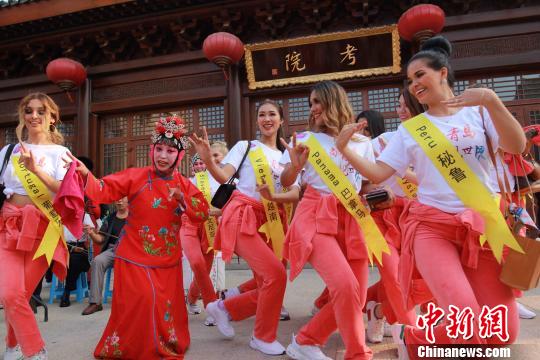 世界旅游小姐参赛选手学习即墨柳腔。　周谊 摄