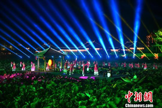 图为光影秀现场。　吕明 摄