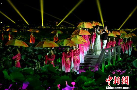 图为节目展演。　吕明 摄