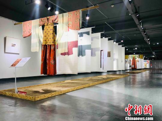展览现场展出的展品。　徐小雯 摄