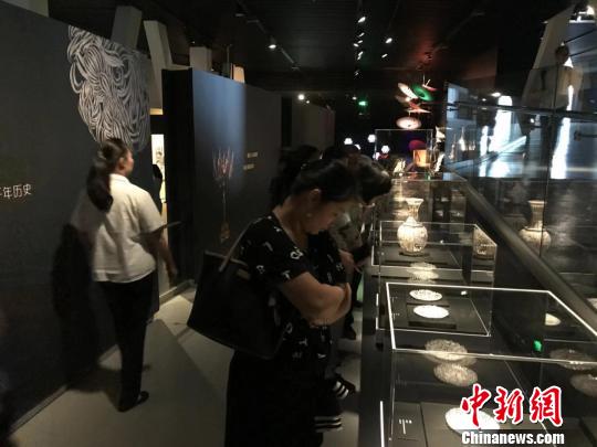 “巧手夺天工——传统工艺的现代新生”展览在成都启幕