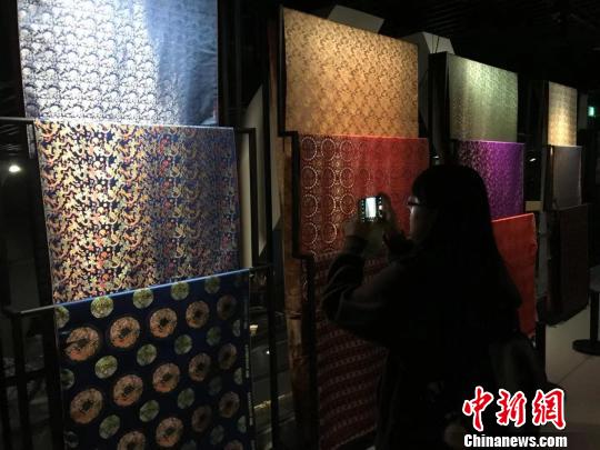 图为观众正在看展。　岳依桐 摄