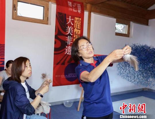 非遗传人：要让非遗保护“见人见物见生活”
